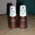 VINTAGE JAPAN WOOD SALT & PEPPER SHAKERS W/THIMBLE TOP
