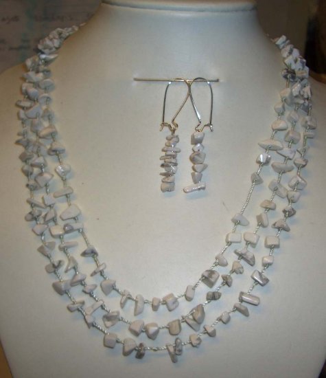 LOVELY TURQUOISE HOWLITE NECKLACE W/EARRINGS