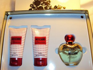 MOSCHINO GLAMOUR BY MOSCHINO 3 PC GIFT SET