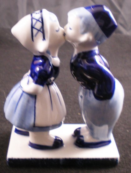 BLUE DELFT KISSING DUTCH BOY & GIRL DAIC HANDPAINTED