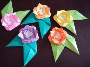5 X ASSORTED HANDMADE ORIGAMI ROSES WITH LEAVES