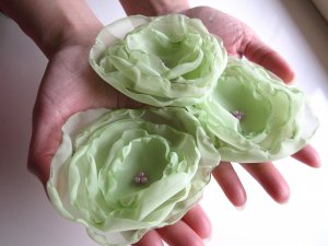3 X BEAUTIFUL HANDMADE BLOSSOMS - Spring green