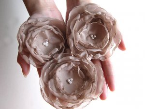3 X BEAUTIFUL HANDMADE BLOSSOMS - latte