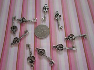 25 X BEAUTIFUL KEY CHARM PENDANT