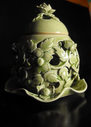 THAI JADE GREEN CELADON POTPOURRI HOLDER / JAR HANDMADE