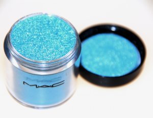 MAC Pigment in Mutiny