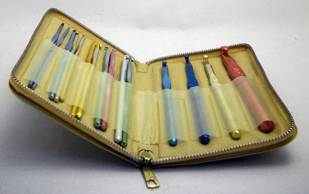 Lot of 15 Aluminum Crochet Hooks in a Zipper Case
