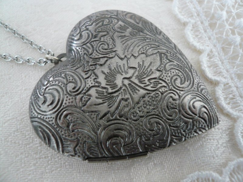 Foliage Heart Locket Long Necklace