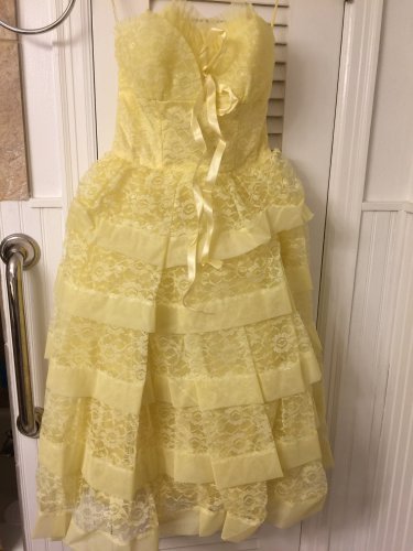Vintage 1950s prom dress in Yellow sz S - M. 50s strapless bridesmaid dress.