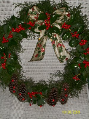 Wreath-Live Holly & Cedar