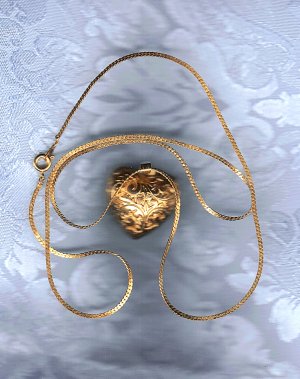 PRICES SLASHED-UNSIGNED BEAUTY GOLDTONE PUFFED HEART NECKLACE