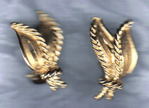 PRICES SLASHED-UNSIGNED BEAUTY GOLDTONE VINTAGE EARRINGS