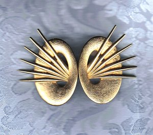 PRICES SLASHED-UNSIGNED BEAUTY VINTAGE GOLDTONE EARRINGS