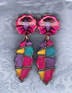 PRICES SLASHED-UNSIGNED BEAUTY VINTAGE PLASTIC MULTICOLOR EARRINGS