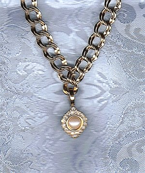 PRICES SLASHED-MARVELLA DESIGNER SIGNED FAUX PEARL RHINESTONE NECKLACE