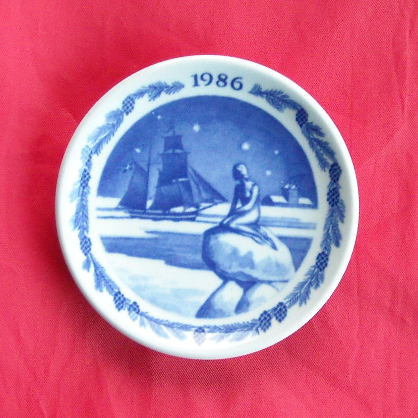 Royal Copenhagen Boxed Christmas Mini Plate 1986