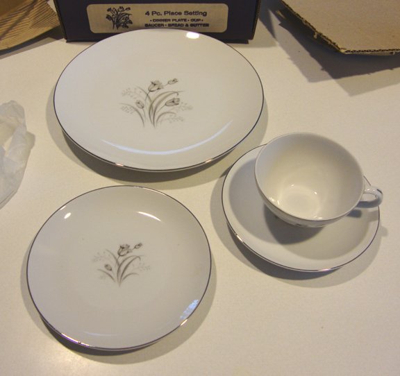 Creative Royal Elegance Fine China Japan 4 Piece Place Setting MIB