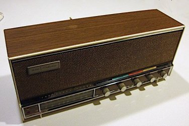 Vintage 1964 Sears Silvertone AM/FM Radio Model 5020 Walnut (damaged housing)