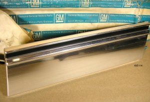 1974 75 Pontiac Luxury Lemans NOS front fender moulding
