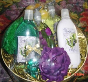 LILY OF THE VALLEY 9 PC BATH SET W/ LARGE HAT BOX