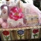ROSES & GARDENIA 8 PC BATH SET IN WOVEN BASKET