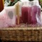ROSES & GARDENIA 8 PC BATH SET IN WOVEN BASKET