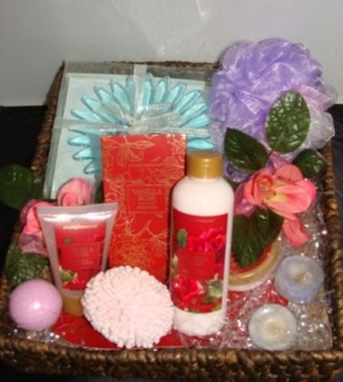 SIMPLE PLEASURE'S VANILLA ROSE 10 PC BATH & BODY BASKET