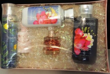 BATH & BODY WORKS 3 PIECE FREESIA BATH & PERFUME SET