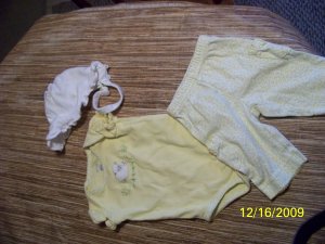 nb 3pc white hat/yellow shirt/white pants w/yellow flowers