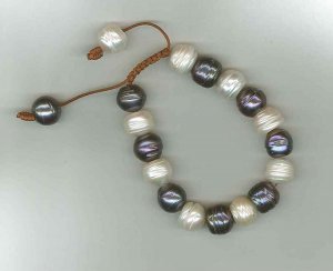 BR429-1213S Short Rice Bracelet White and Dark