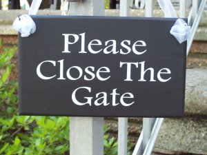 Please Close The Gate Wood Vinyl Sign - Shabby Cottage Decorative Home Decor