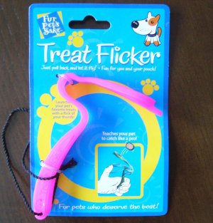 TREAT FLICKER TEACHES YOUR PET TO CATCH LIKE A PRO ! * Dog Toy *