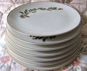 CHRISTMAS Dinner Plates ALL THE TRIMMINGS Holly & Berries SET of 3 NEW