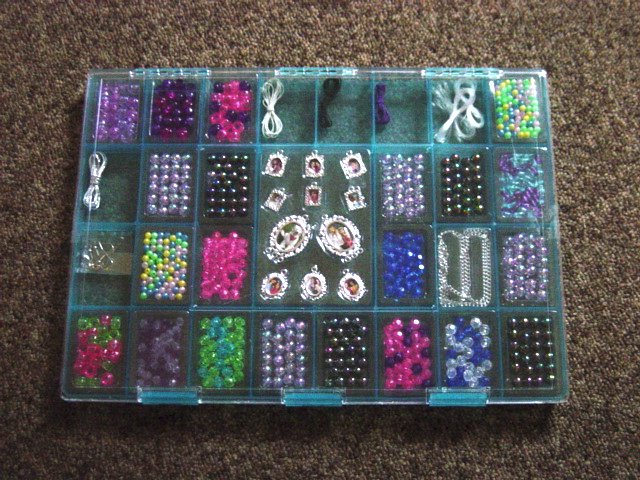 Large Container of Plastic Jewelry Craft Beads Never Used #300854