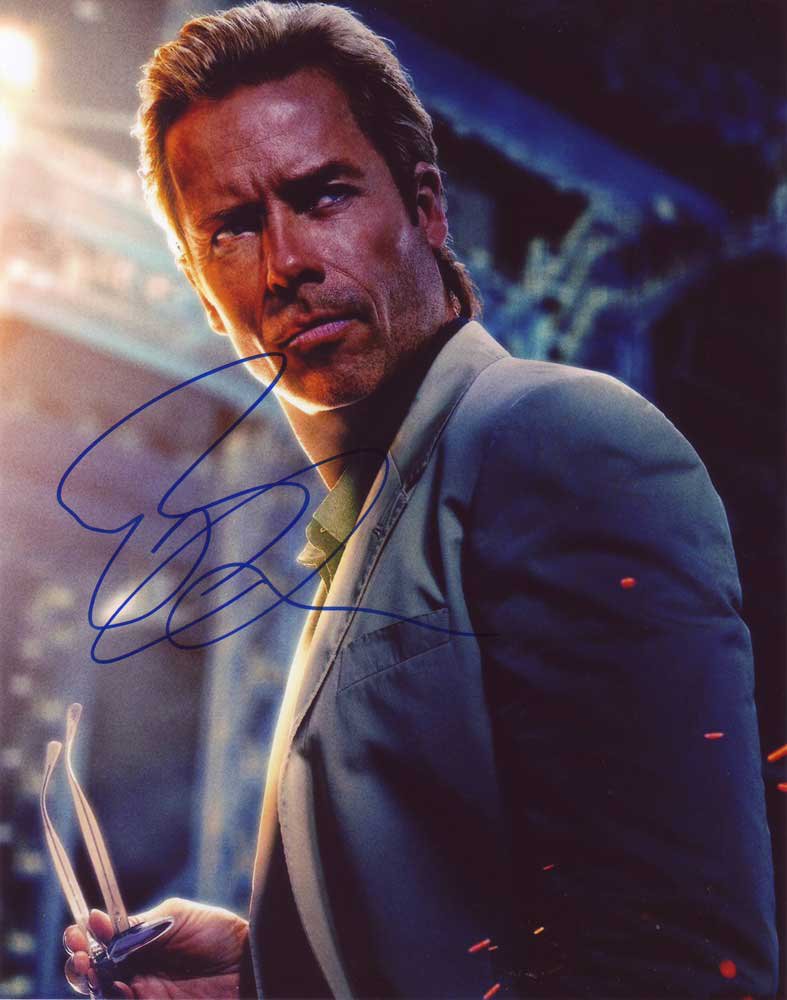 Guy Pearce In Person Autographed Photo 7147