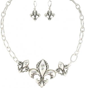 18" Silvertone Scroll Design Triple Fleur de Lis Necklace and Earring Set