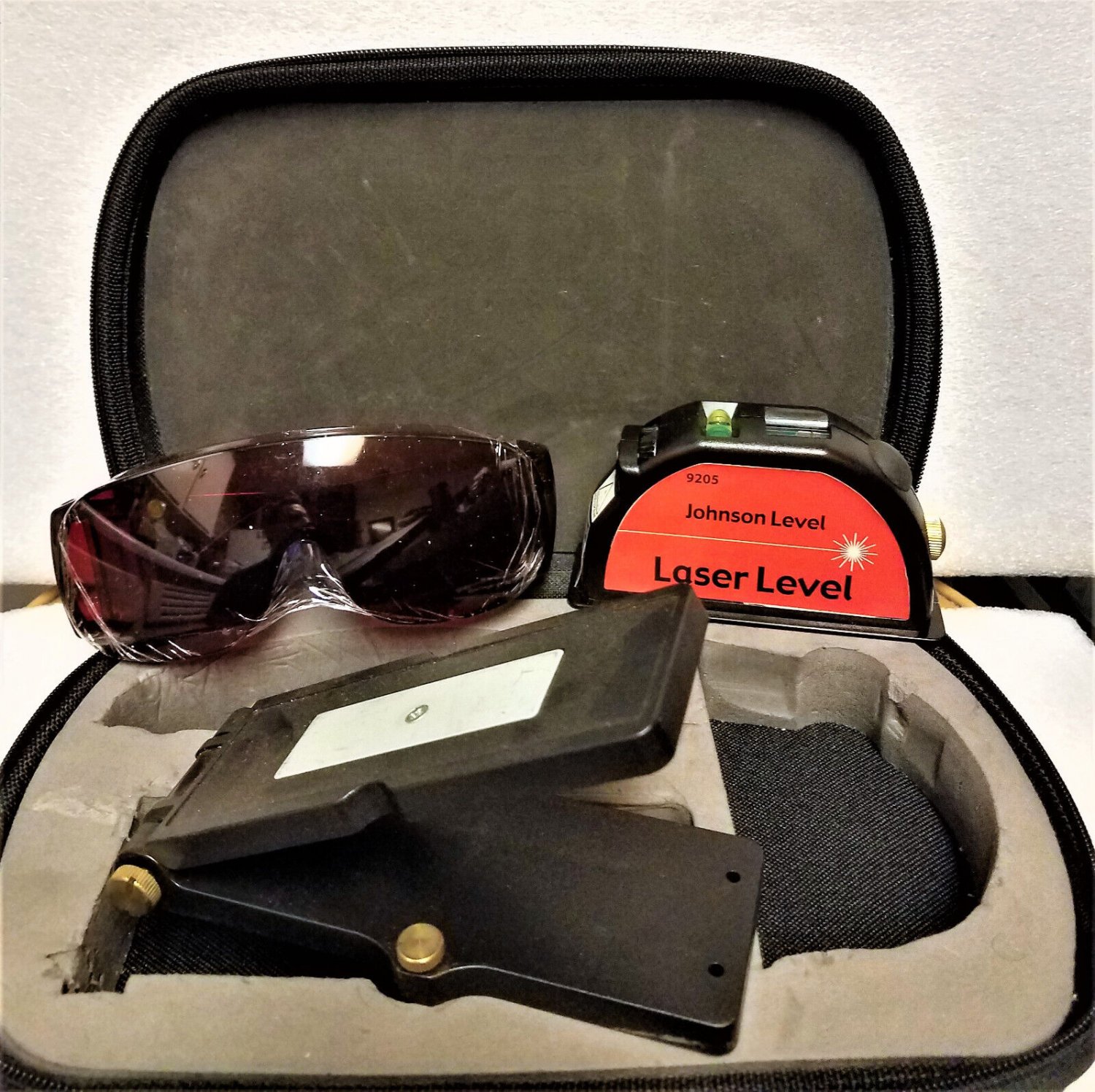 Johnson Laser Level Kit 9205 w/Husky Zippered Case
