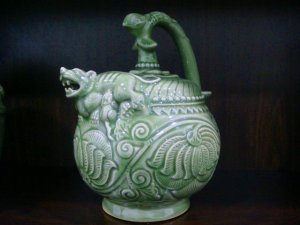 Ancient China celadon artwork Inverted flow kettle
