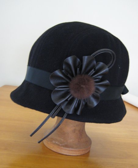 Cloche hat sewing pattern medium size - black cloche