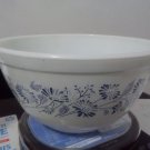 PYREX COLONIAL MIST 402 MIXING BOWL 1 1/2 QUARTS  BLUE WHITE FLOWERS DAISY