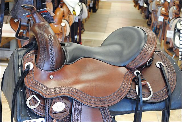 JUST B NATURAL TREELESS BARREL RACING TRAIL WIDE TREE SADDLE 15 BY Circle Y