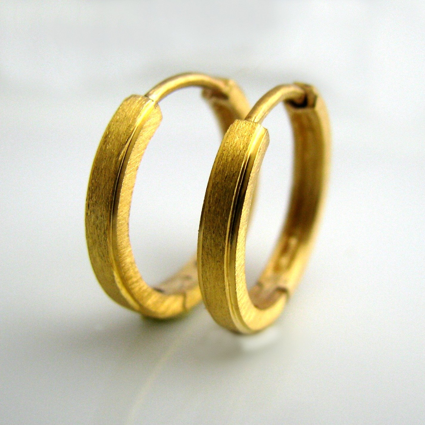 men-s-large-gold-hoop-earrings-e004my