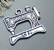 Lot of 200pcs mini Sewing Machine doll house miniature toy/jewelry Charm