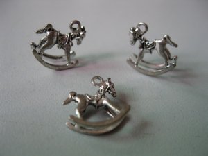 Lot of 300pcs mini Silver Rock Horse 15 x 15mm toy/jewelry bracelet metal alloy Charm B2