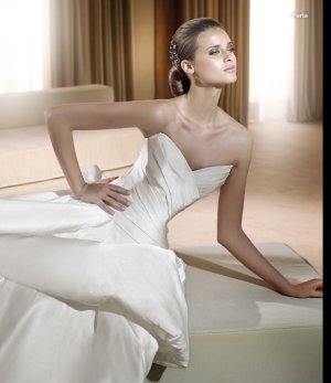 Free Shipping/2011 New arrival/A-line/Sweatheart/Satin/Chapel train/Bridal Wedding Dress/GG010