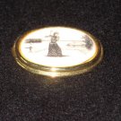 GOLF SCENE LADY GOLFER SWINGING CLUB BARLOW PIN GOLD TONE GOLF SCENE LADY GOLFER SWINGING CLUB BARLOW PIN GOLD TONE