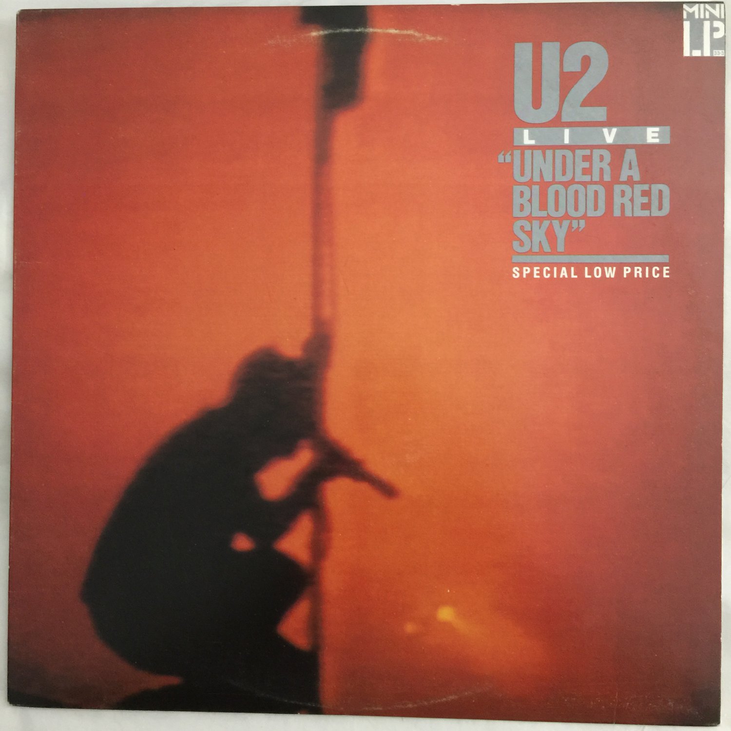 901271B - U2 - Live Under A Blood Red Sky (LP) ISLAND RECORDS
