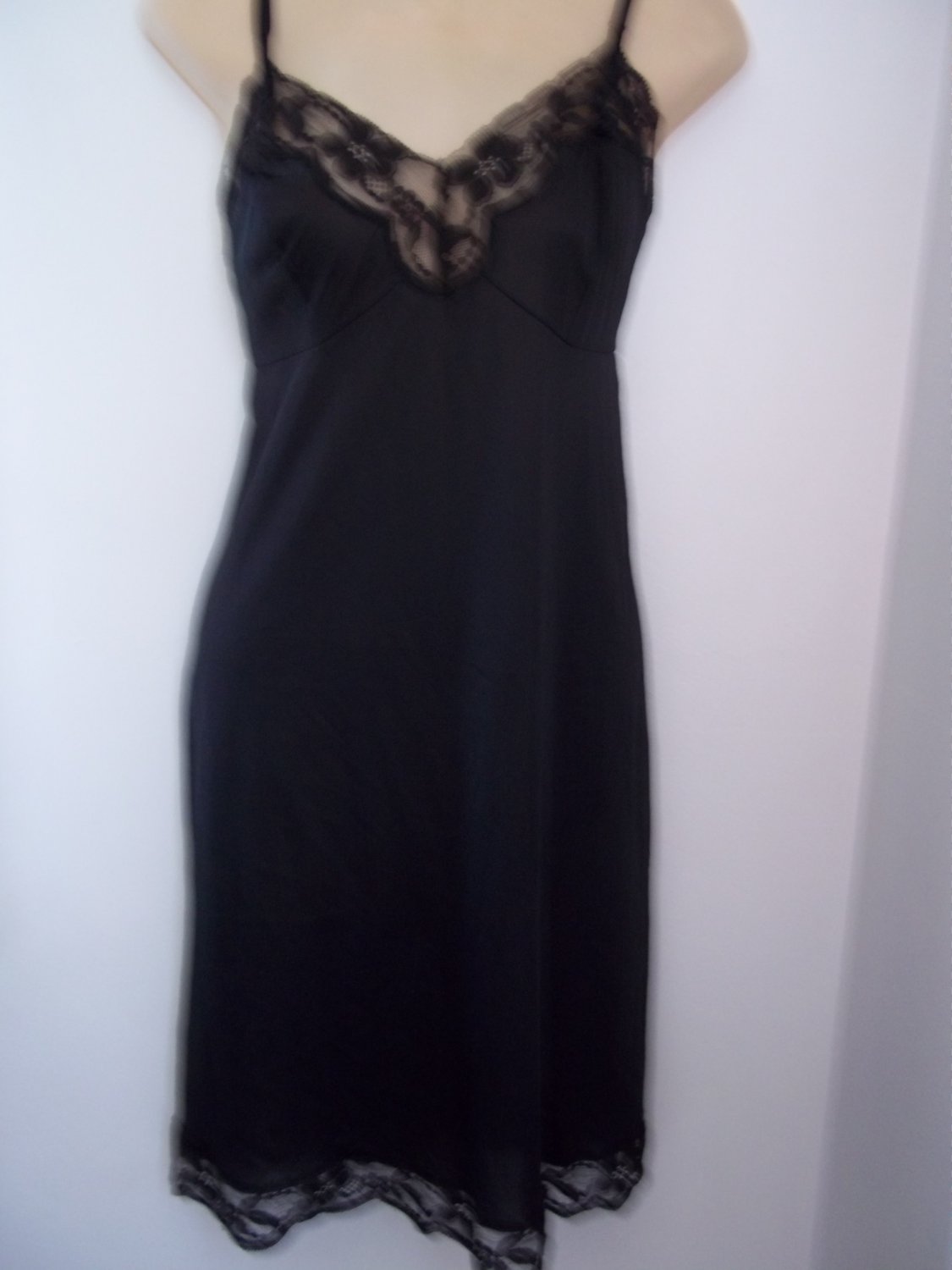 VINTAGE VANITY FAIR BLACK FULL SLIP LACE BODICE-HEM 38