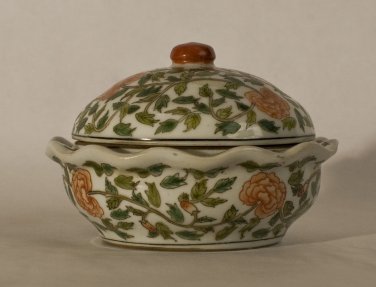 Antique Chinese enamel decorated porcelain lidded dish