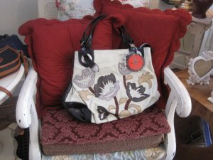Chic floral handbag!